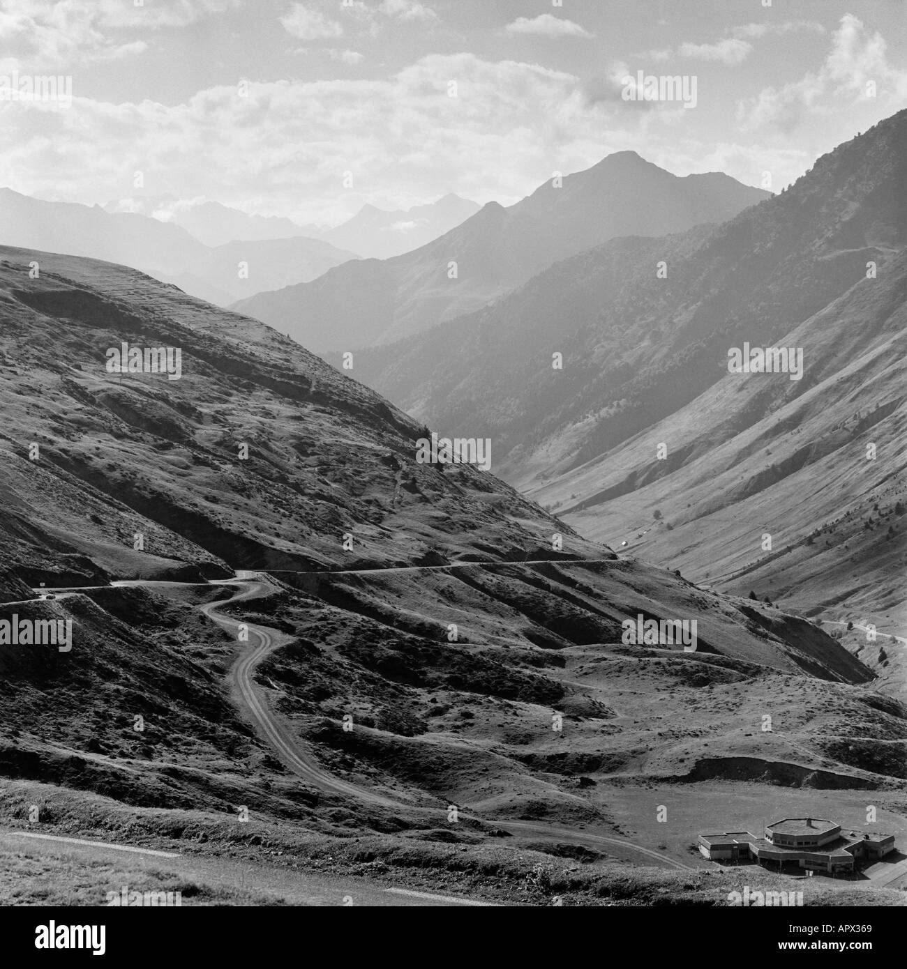 Col du Tourmalet Tal Hautes Pyrenäen Frankreich - schwarz / weiß Foto Stockfoto