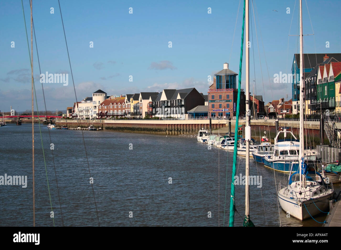 Fluss Arun in Littlehampton, West Sussex, UK. Aussehen und Sea Centre ist im Hintergrund Stockfoto