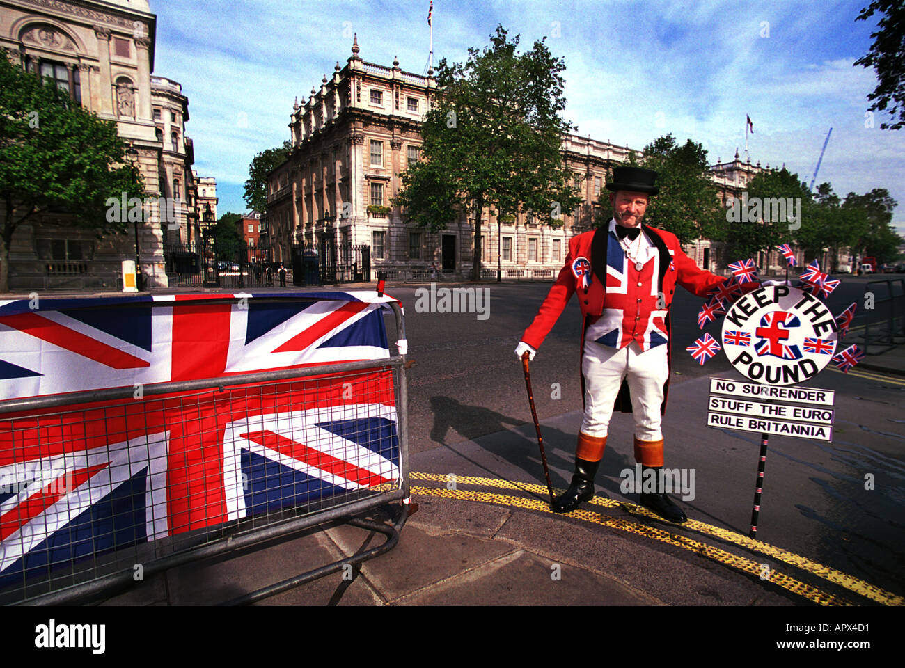 Der britische Union Jack-Flagge in London. John Bull Anti-Euro protest gegenüber Downing Street. Stockfoto