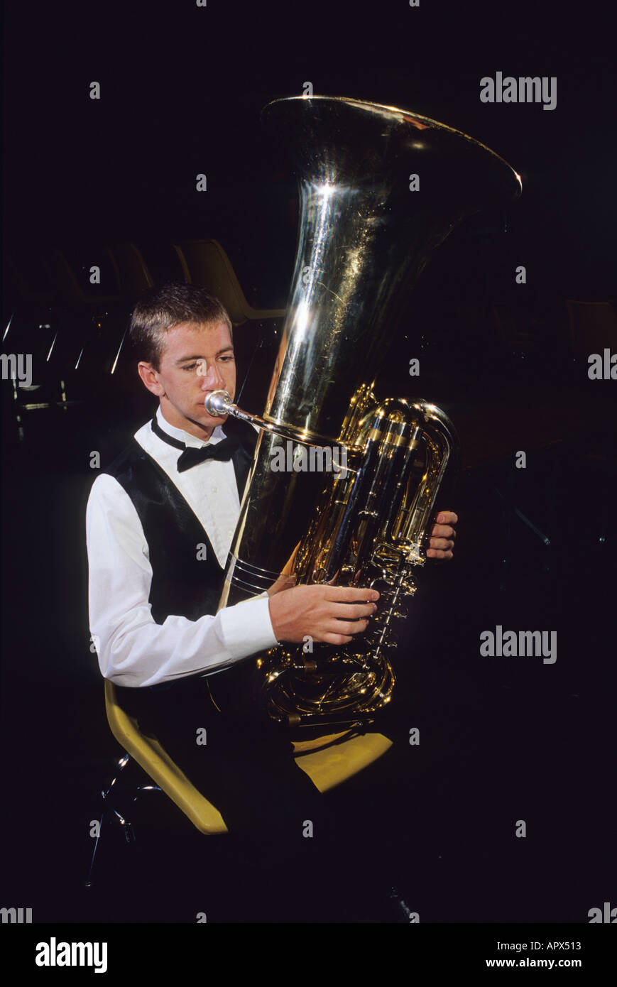 Ein Teenager spielen eine aufrechte tuba Stockfoto