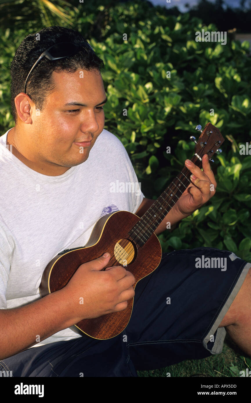 Eine hawaiianische Teen spielt die ukulele Stockfoto