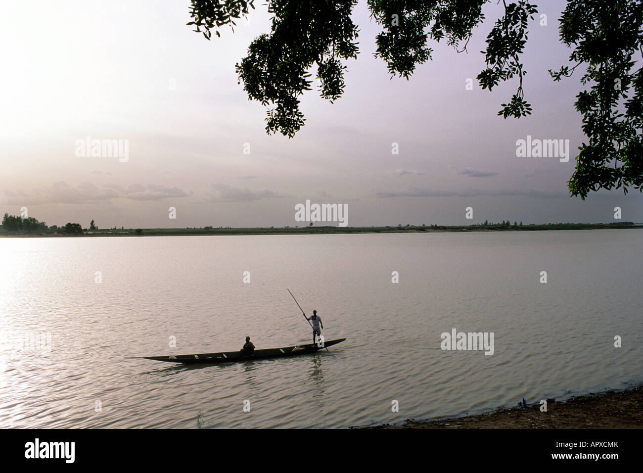 Einbaum auf dem Niger bei Sonnenuntergang Stockfoto