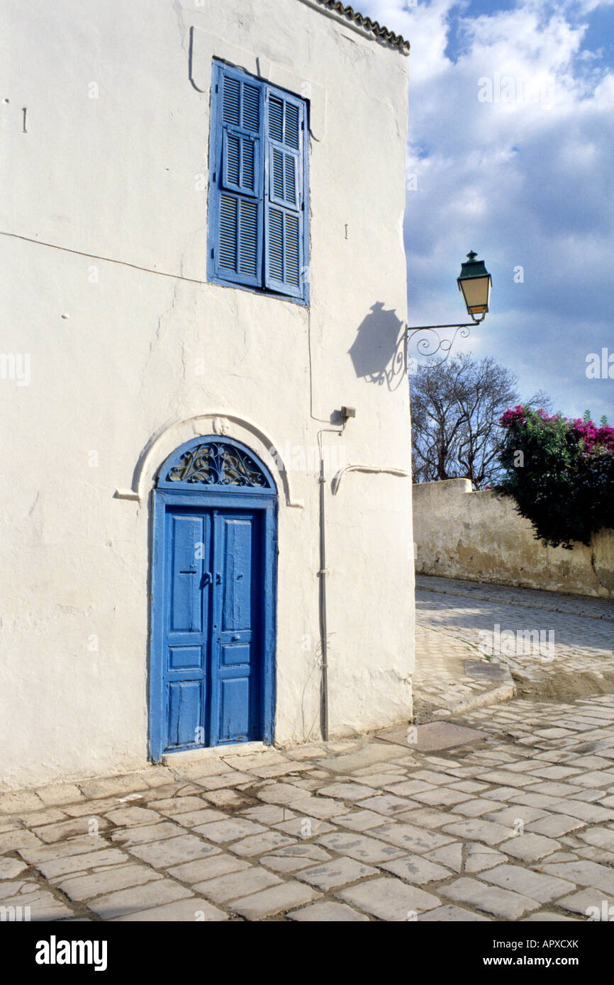 Typische tunesische Architektur zeigt den Eingang zu einem Haus Stockfoto