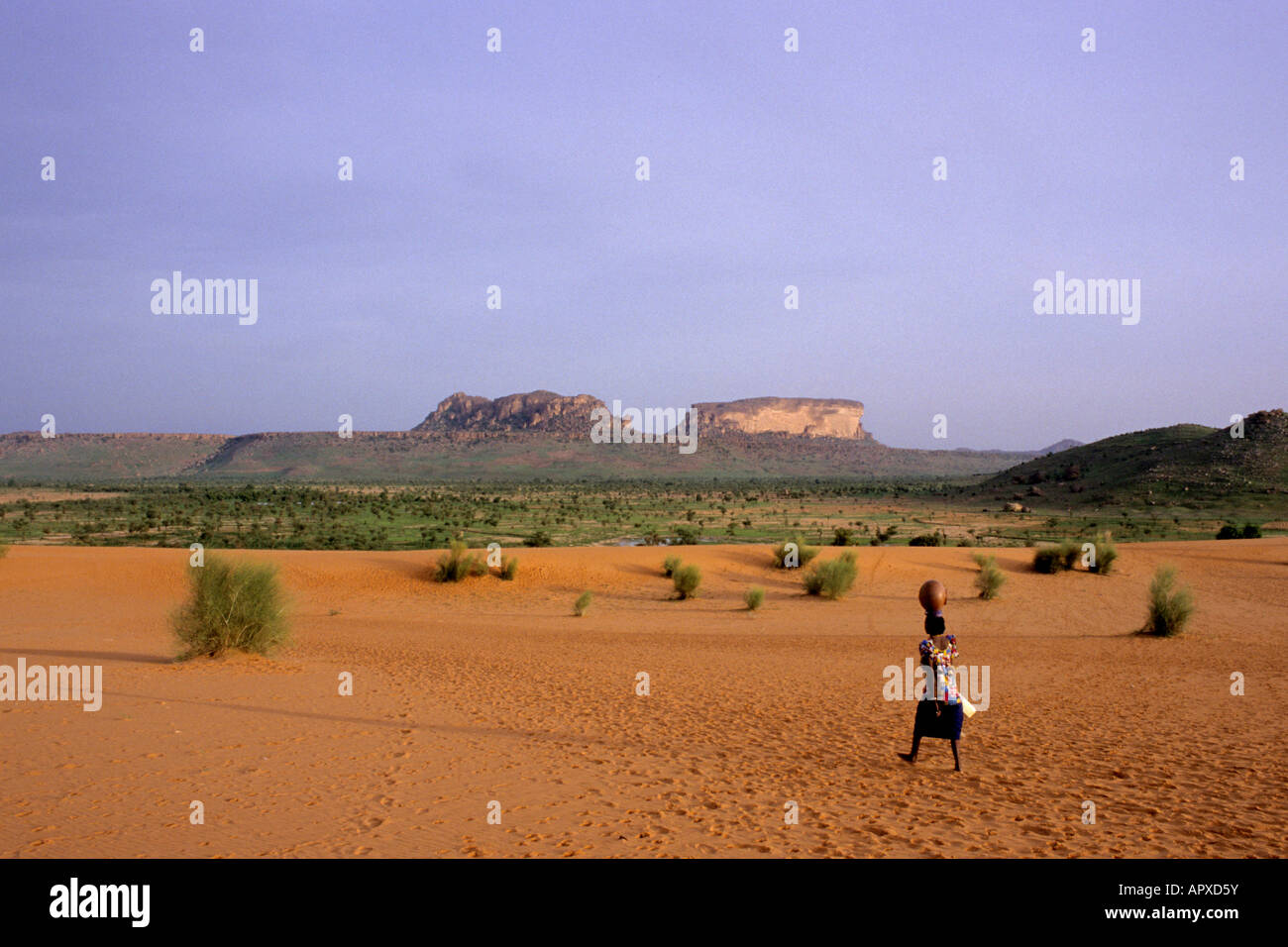 Frau zu Fuß in Wüstenlandschaft in der Nähe von Bandiagara Stockfoto