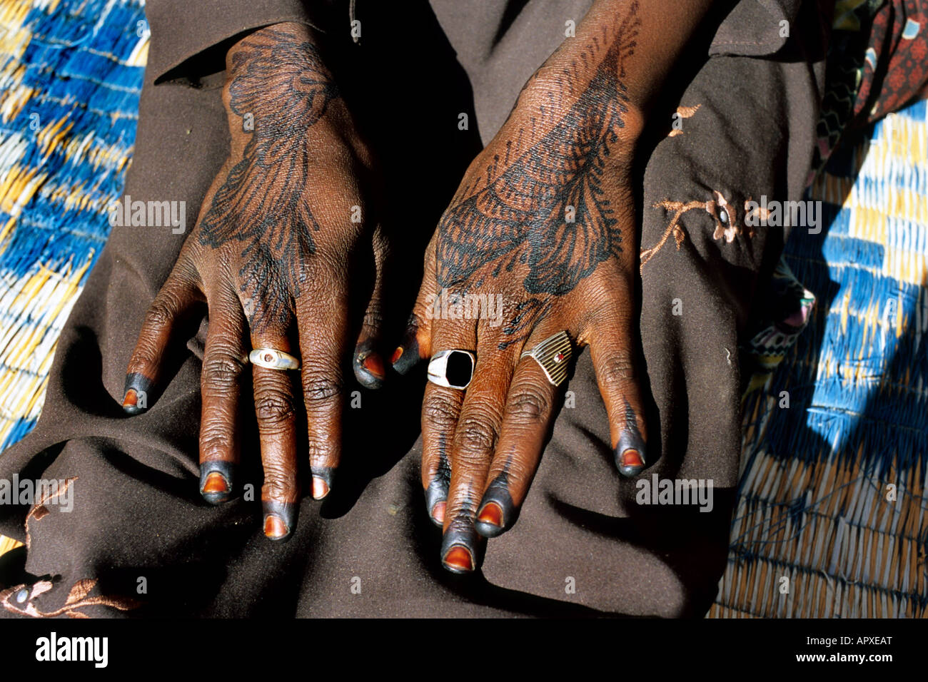 Nahaufnahme der Henna und beringten Hände einer Frau aus Stockfoto