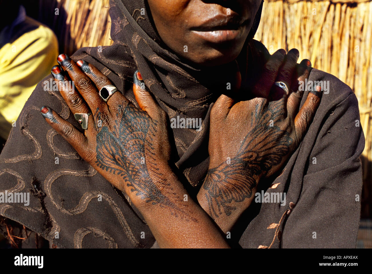 Nahaufnahme der Henna Hände einer jungen Frau aus Tamanar Stockfoto