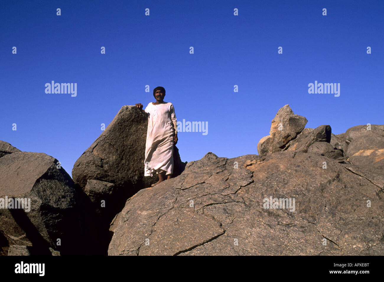 Ein nubischer Mann steht auf einem Felsvorsprung in der Nähe der vierten Katarakt auf dem Nil Stockfoto