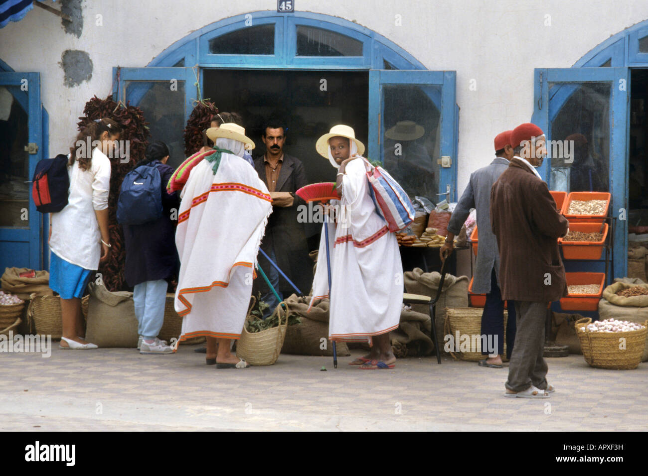 Frauen in traditioneller Kleidung einkaufen bei Frischmarkt in Djerba Stockfoto