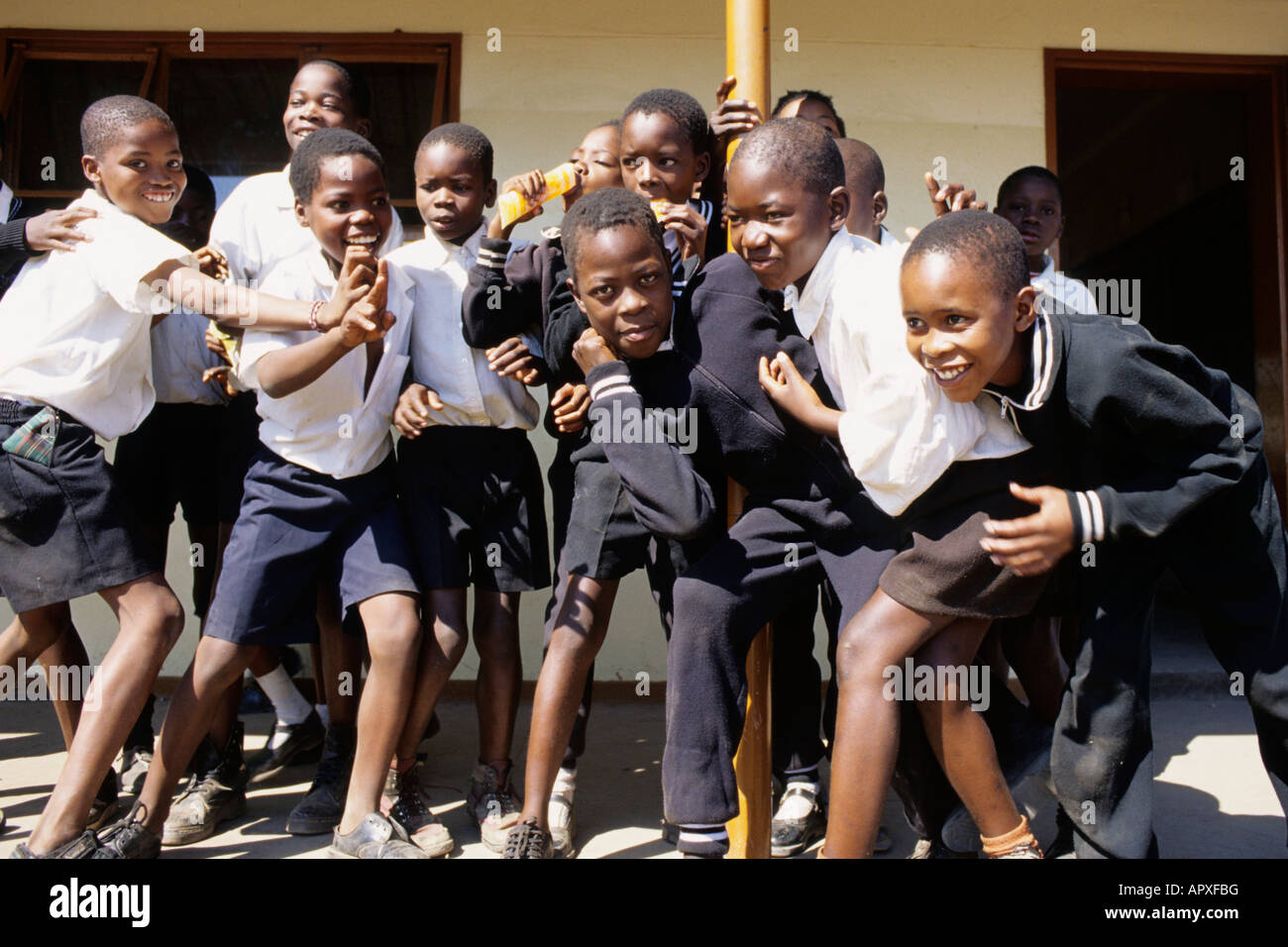 Ungestüme Tswana Kinder außerhalb einer Schule in Kasane Stockfoto