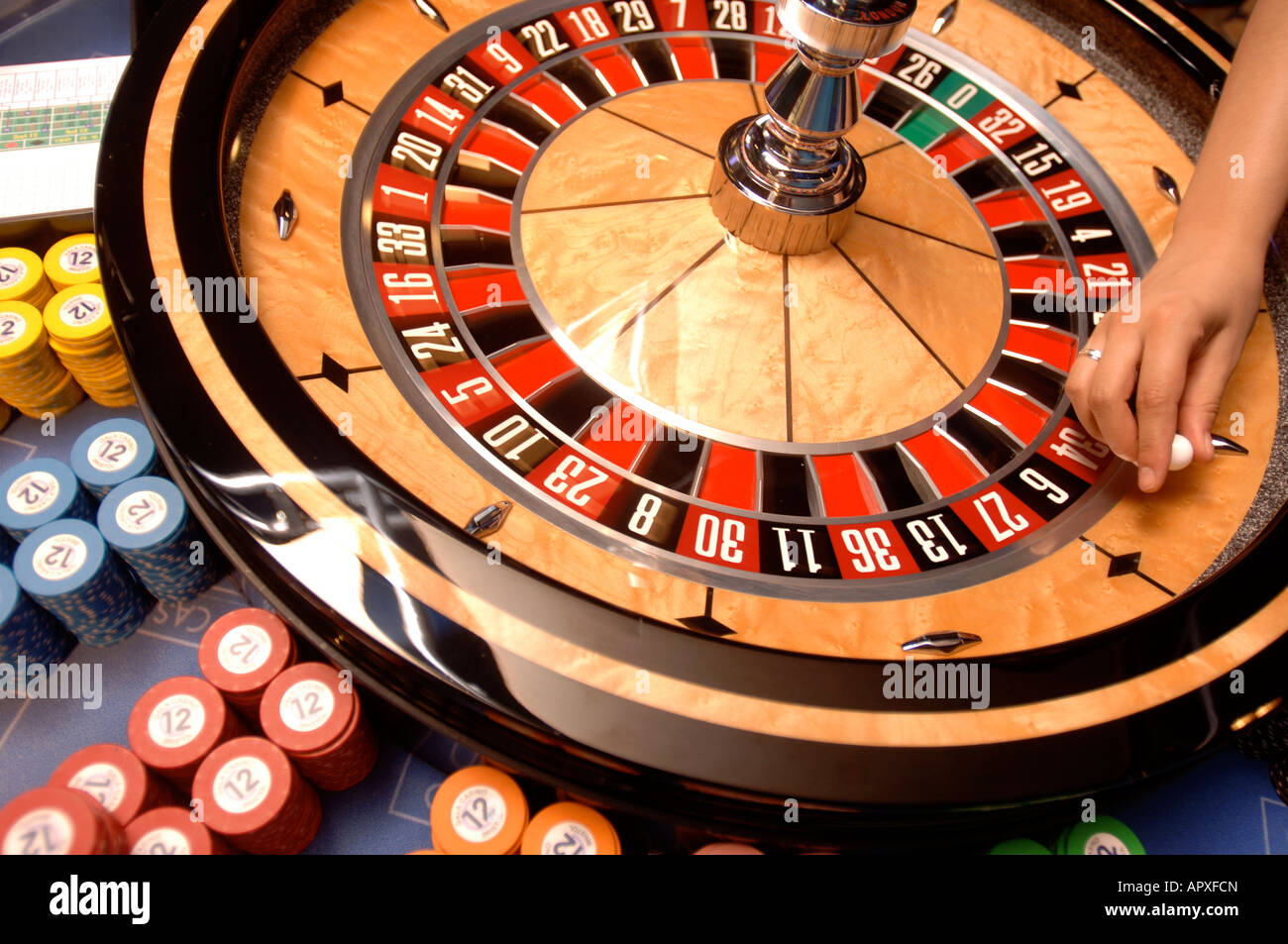 EIN ROULETTE-RAD IN EINEM CASINO Stockfoto