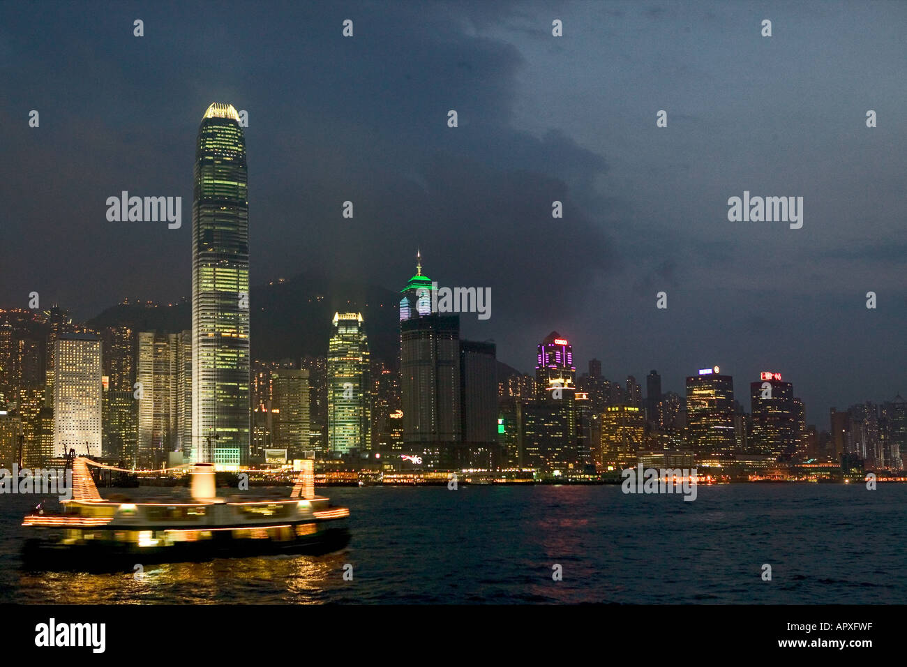 Star Ferry, Nacht Skyline von Hong Kong Island, China Stockfoto