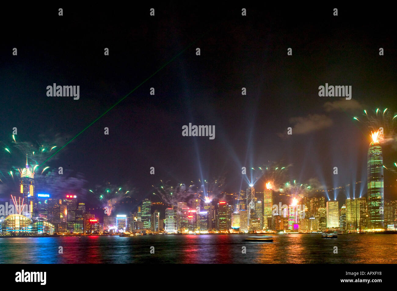 Feuerwerke über Victoria Harbour, die Skyline von Hong Kong Island, Hongkong, China Stockfoto