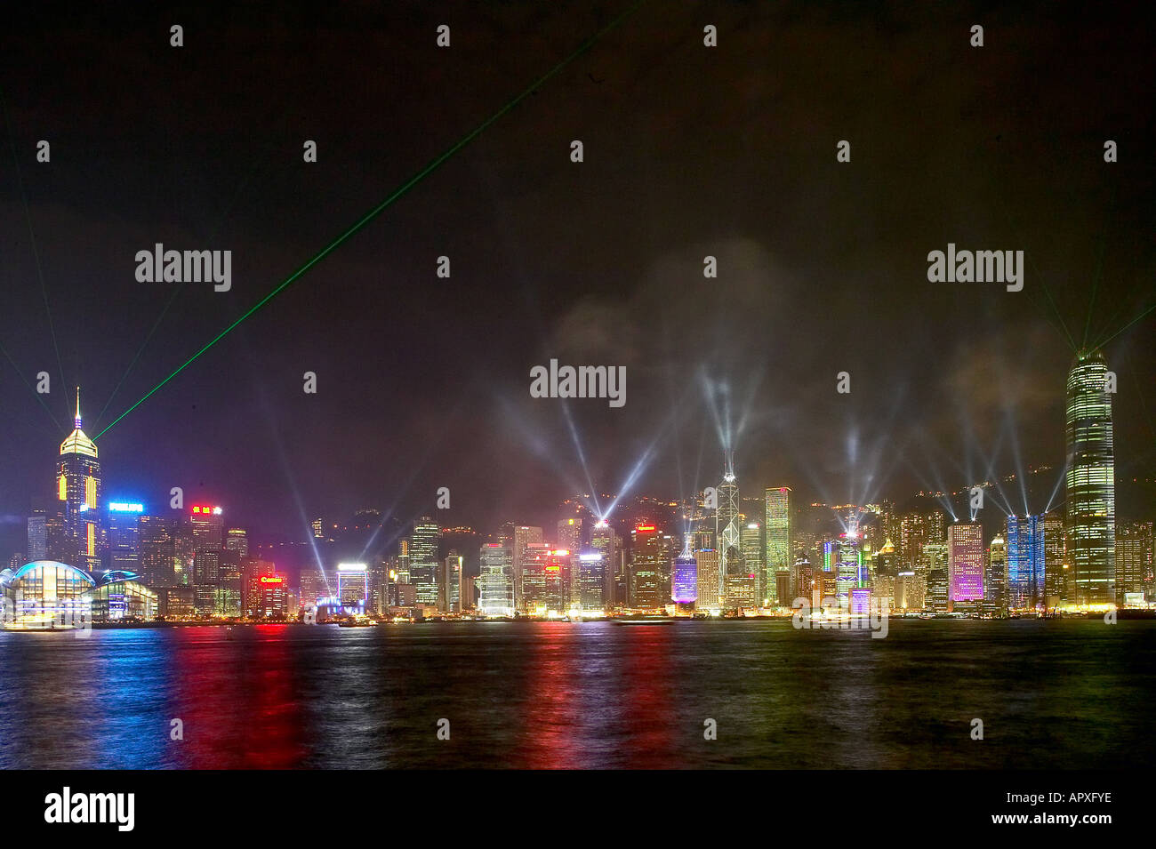 Feuerwerke über Victoria Harbour, die Skyline von Hong Kong Island, Hongkong, China Stockfoto