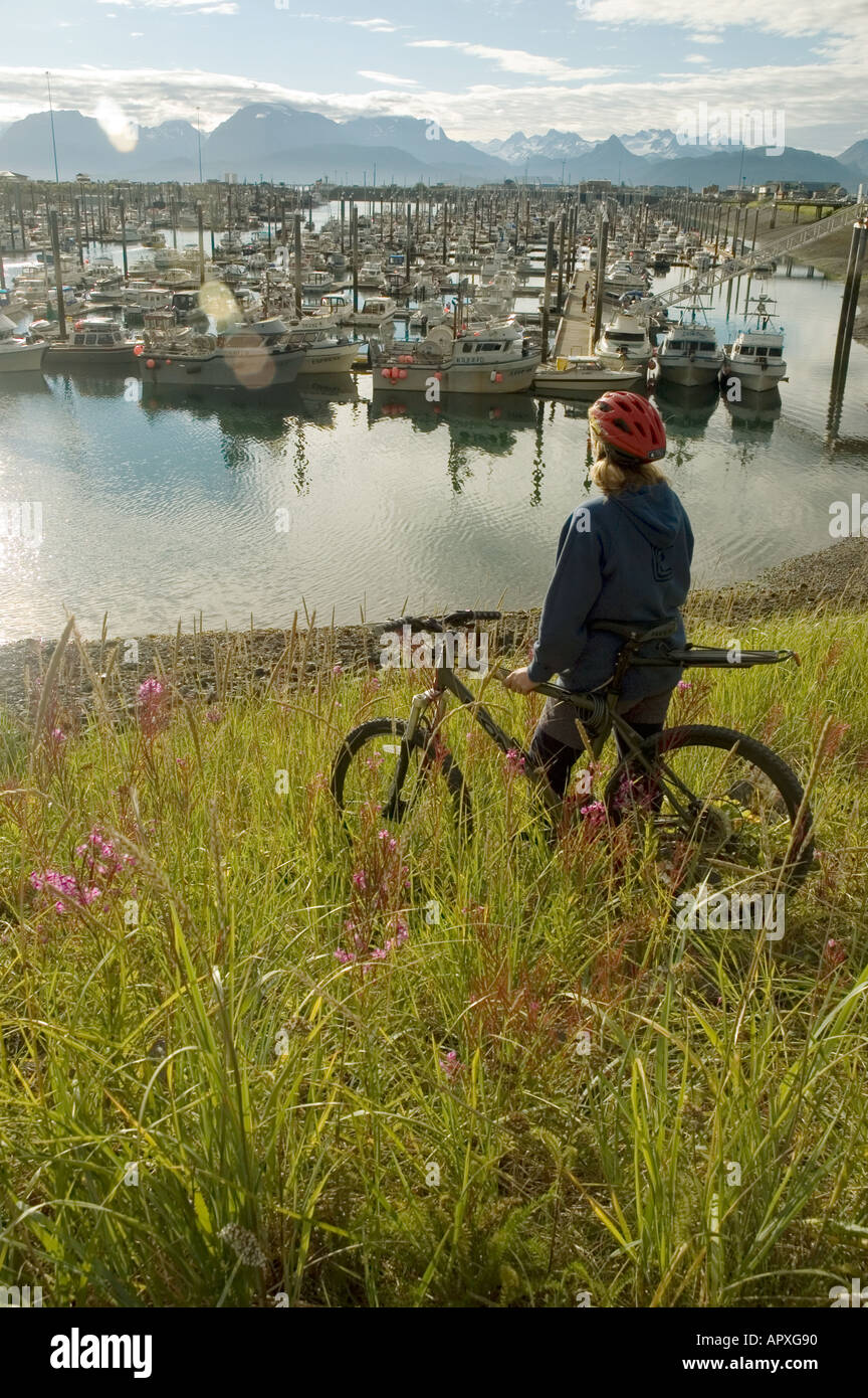 Weibliche Biker anzeigen Homer Bootshafen Marina, Homer, alaska Stockfoto