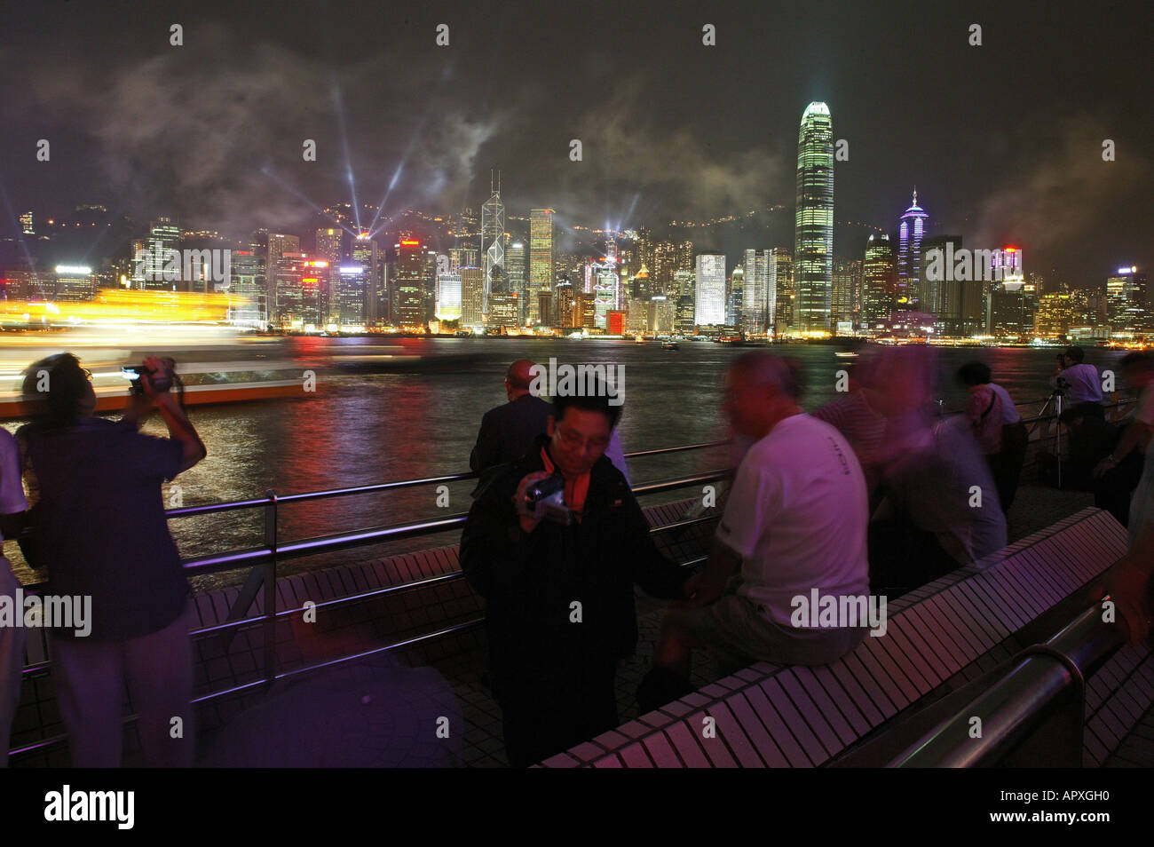 Feuerwerke über Victoria Harbour, die Skyline von Hong Kong Island, Hongkong, China Stockfoto