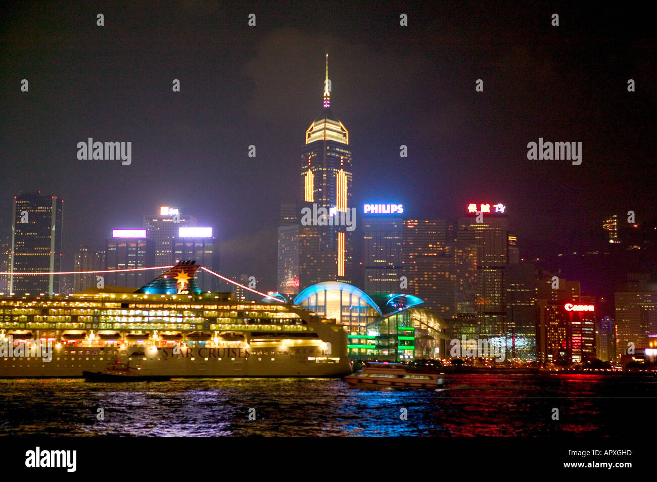 Die Lichter der Stadt von Hong Kong, Star Ferry, Skyline von Hong Kong Island, Hongkong, China Stockfoto