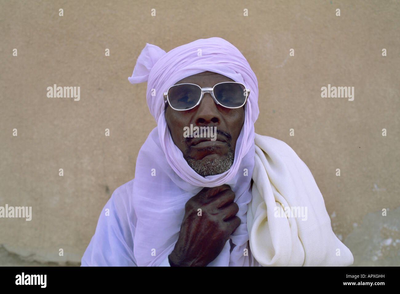 Ein älterer Tuareg Mann trug einen Turban und eine dunkle Brille. Stockfoto