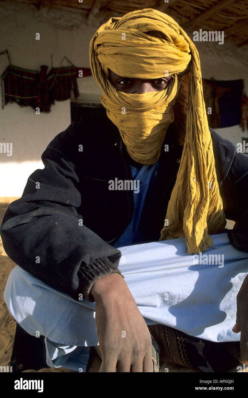 Porträt eines Mannes mit einem gelben Turban Tuareg umwickelt sein Gesicht Stockfoto