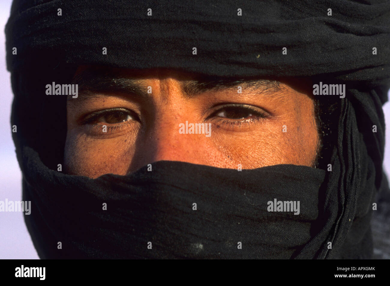 Porträt von einem Tuareg-Mann in die Augen zu schließen Stockfoto