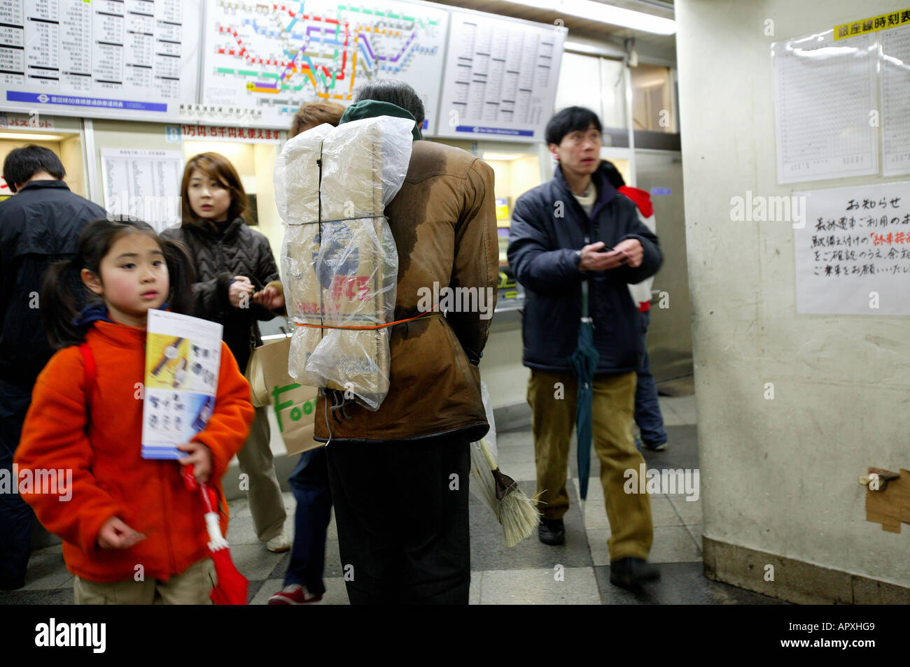 Obdachlose, Tokio, Japan, einsamen alten Mann trägt seine Karton-Box auf dem Rücken schlafen, Kunststoff schützt seine Karton vor Regen, er Stockfoto