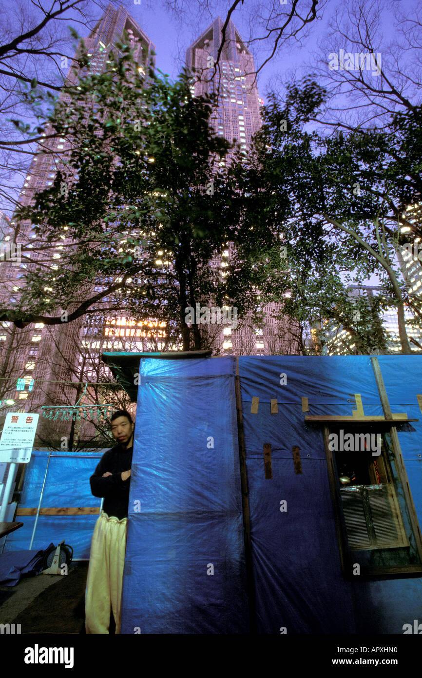 Obdachlose, Boxen in Tokio, Japan, Obdachlosen Gemeinschaft unter Metropolitan Government Tower, Shinjuku Park Obdachlose, Notdue Leben Stockfoto