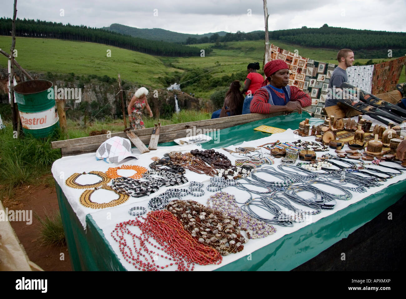 Kuriositäten-Verkäufer bei den Berlin-Wasserfällen verkaufen Perlen  Halsketten und geschnitzte hölzerne Artefakte Stockfotografie - Alamy