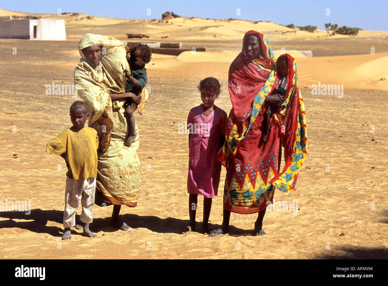 Zwei nubischen Frauen und deren Kinder außerhalb ihres Dorfes in der Oase El Bab Stockfoto