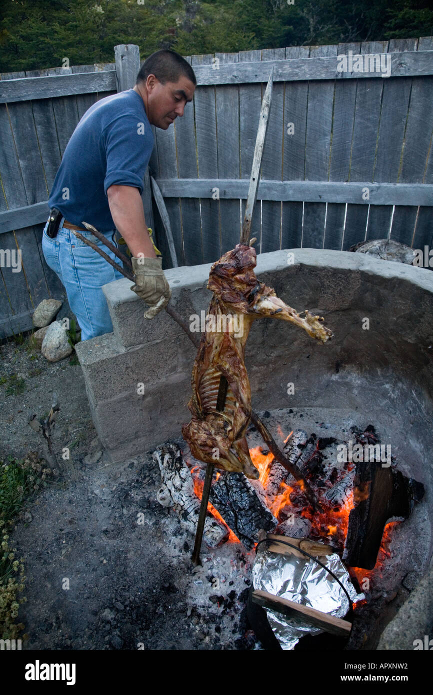 Lamb Asado Grill und Topf mit Kartoffeln kochen Patagonien Chile Stockfoto