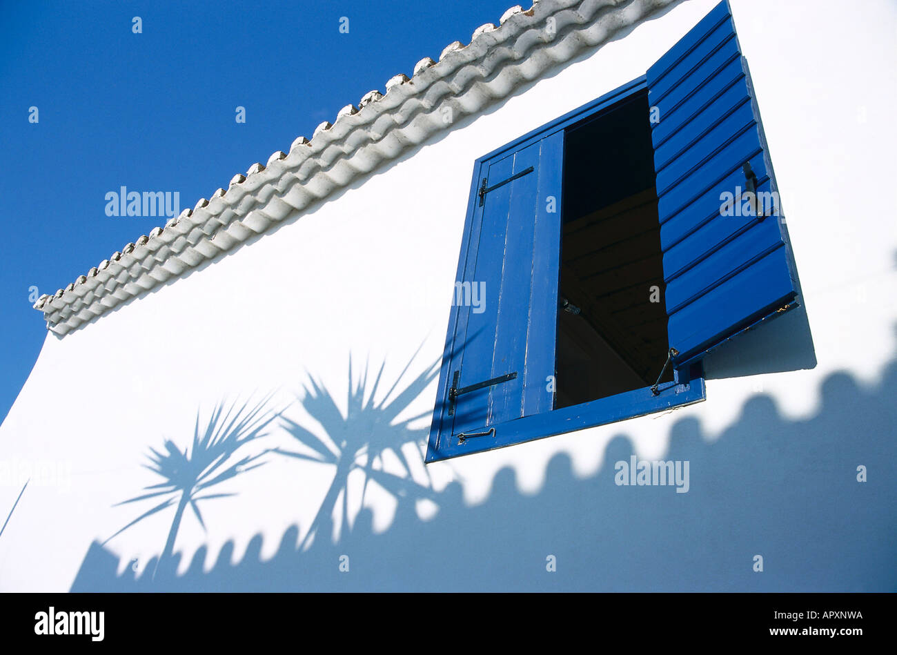 Fenster und Schatten an der Wand eines Hauses Koroni, Messinia, Peloponnes, Griechenland Stockfoto