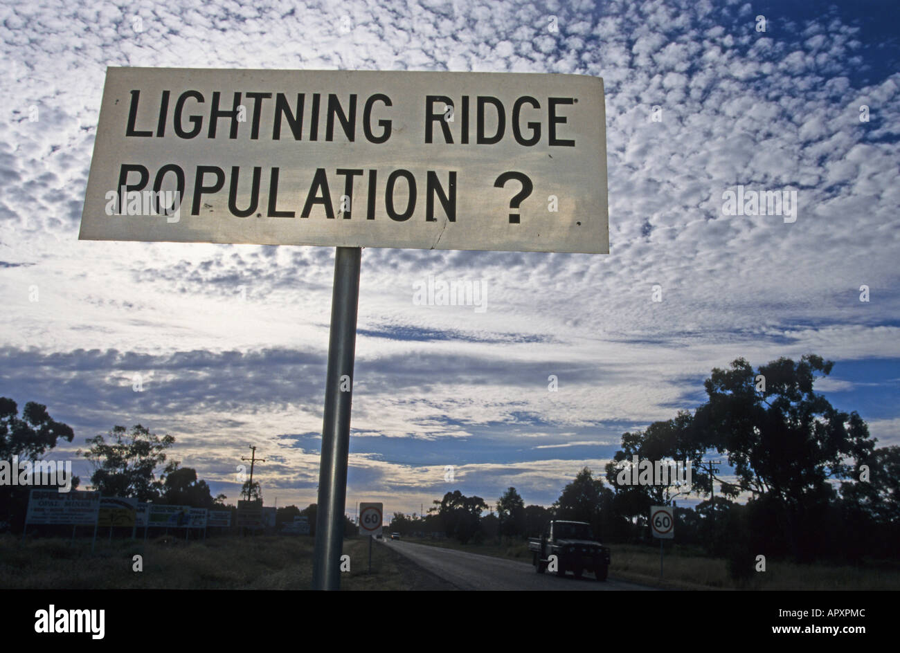 Lightning Ridge Bevölkerung Schilder, Australien, New South Wales, die Bevölkerung von Lightning Ridge ein Opal Mining Township ist unbekannt die Stadt Stockfoto