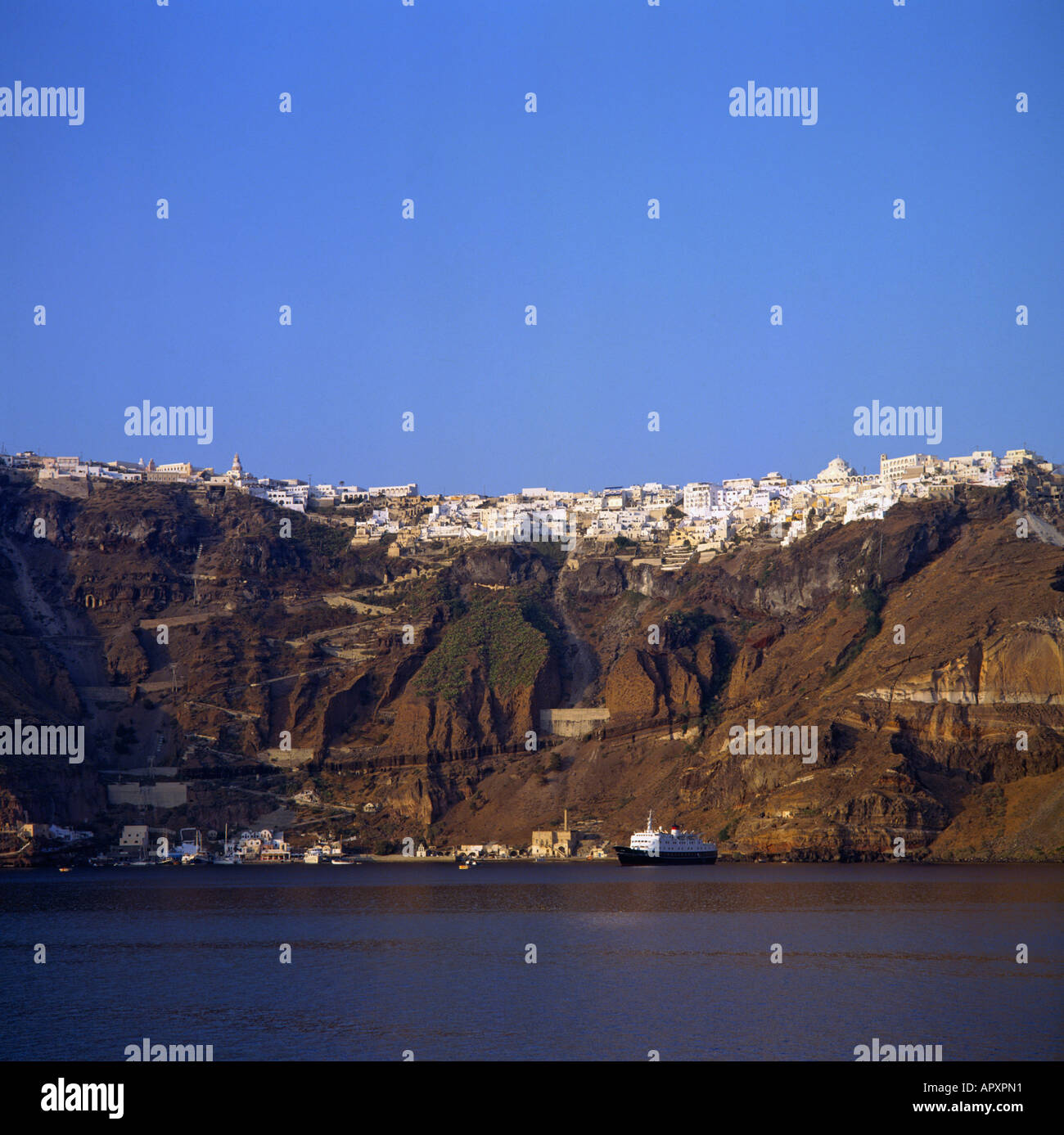 Blick vom Meer von Fira Stadt erstreckt sich entlang robusten farbigen vulkanischen Klippen auf den griechischen Inseln Santorini Kykladen-Gruppe Stockfoto