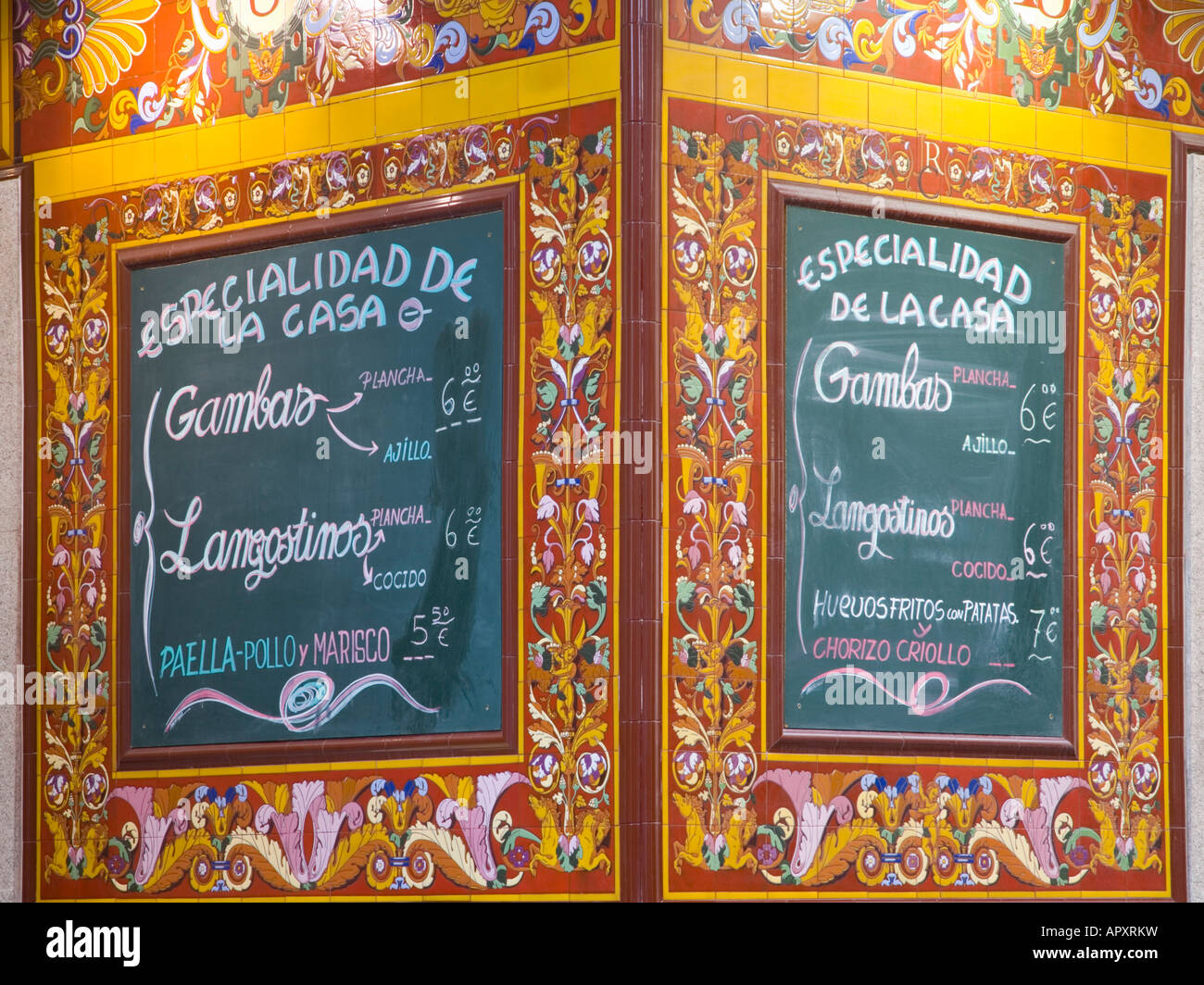 Madrid, Spanien. Speisekarte an Bord und eigelegten an Wand des traditionellen Taverne in den Huertas Bezirk. Stockfoto