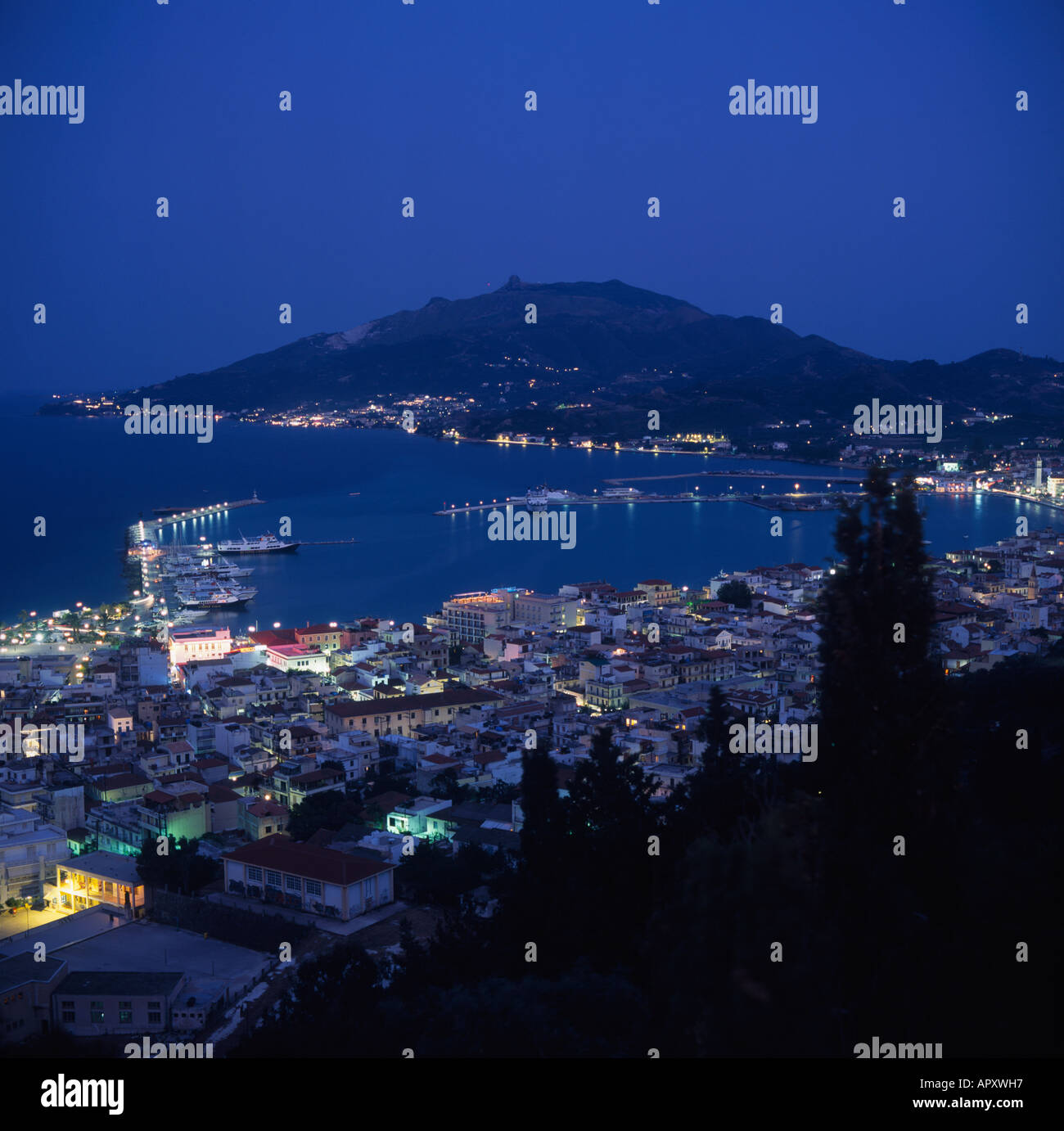 Blick nach unten und über Zakynthos-Stadt und den Hafen in der Abenddämmerung auf Küste von Zakynthos Nordinsel, die griechischen Inseln Griechenlands Stockfoto