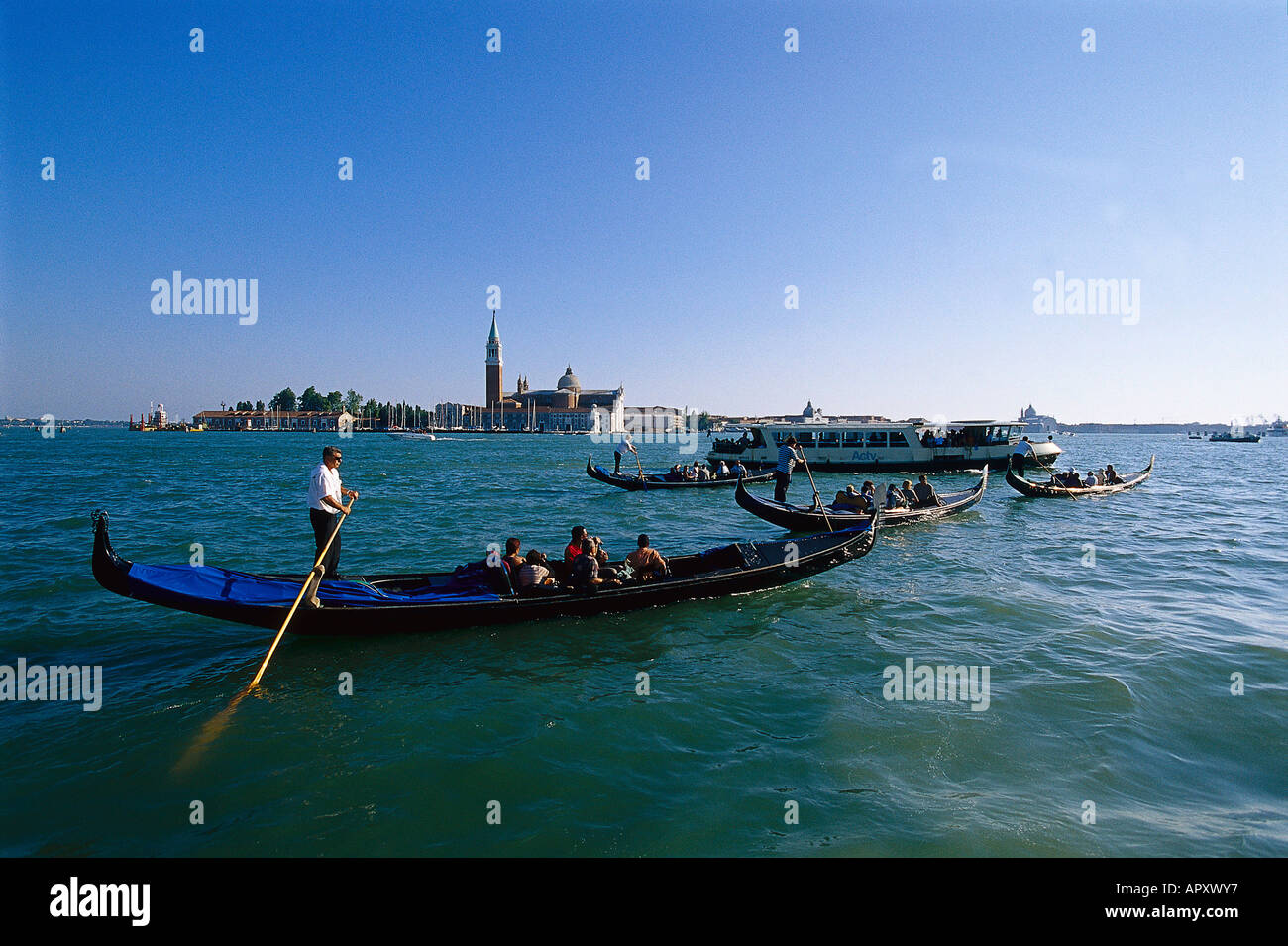 Touristen genießen Sie eine romantische Fahrt in Gondeln in Venedig. Italien Stockfoto