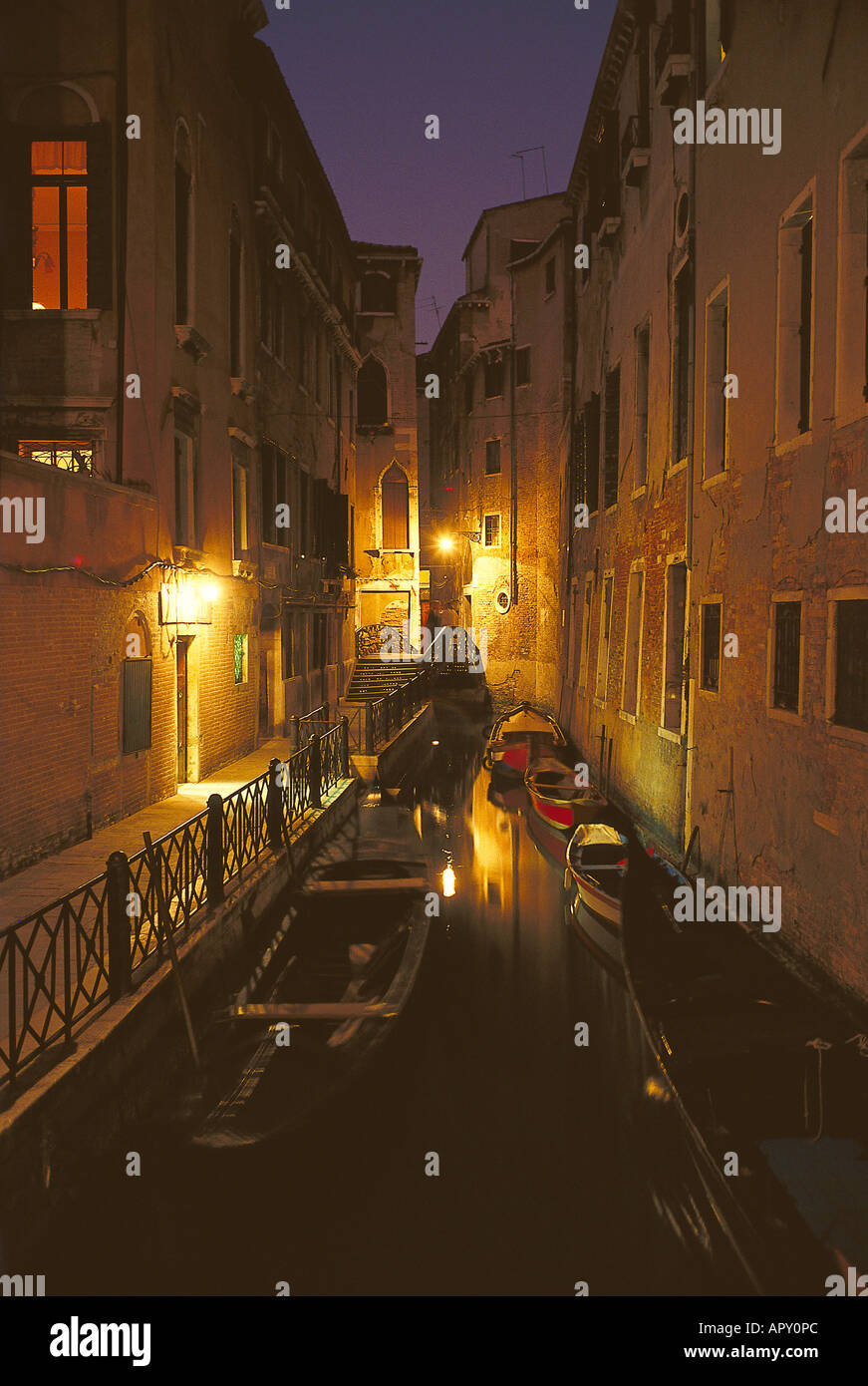 Nacht-Ambiente, Kanal- und Brücke, Venedig Italien Stockfoto