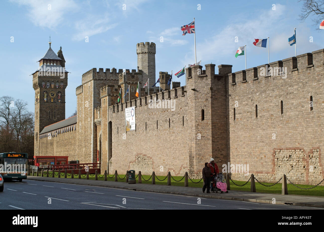 Cardiff Castle South Wales Großbritannien gesehen hier von Duke Street Stockfoto