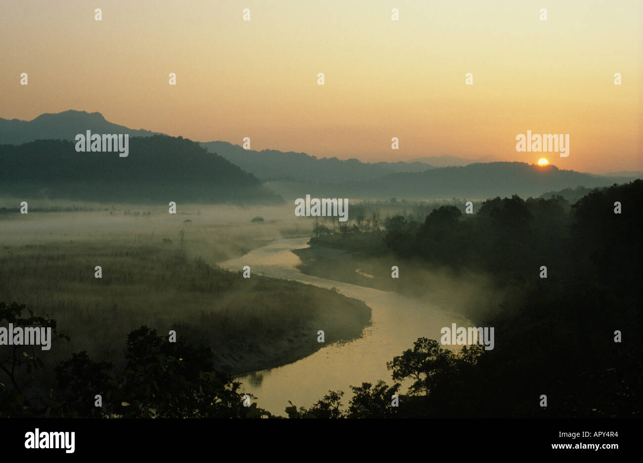 Indien-Corbett-Nationalpark Sonnenaufgang über den Ram Gangha Fluss Stockfoto
