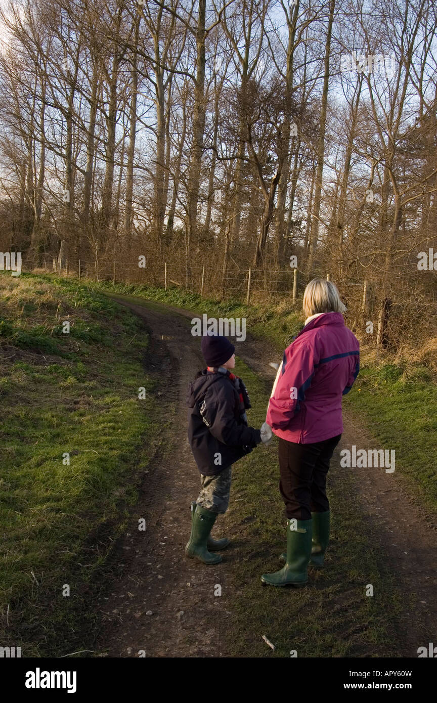 Mutter und Sohn auf Land gehen in Benacre, Suffolk, uk Stockfoto