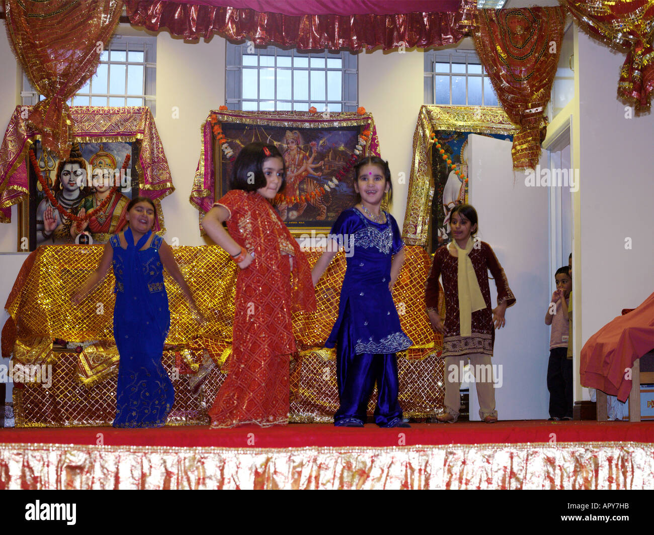 Hinduistische Gesellschaft Wimbledon London England Holi Festival Kinder die Geschichte von Holika ausleben Stockfoto