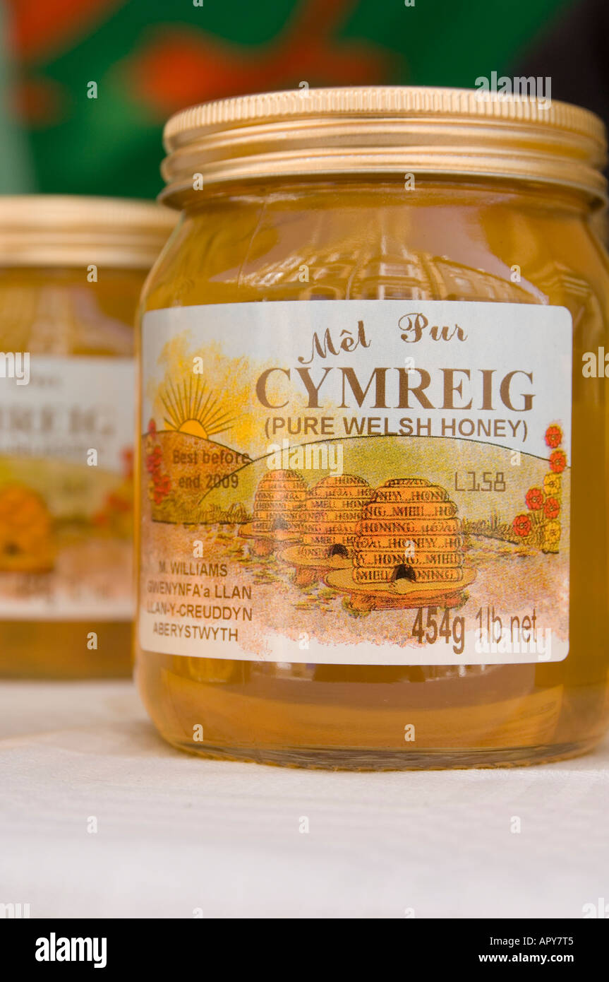 jar von lokal produzierten walisische Honig zum Verkauf Aberystwyth Bauernmarkt - Bilingual walisische englischen Label, Wales UK Stockfoto