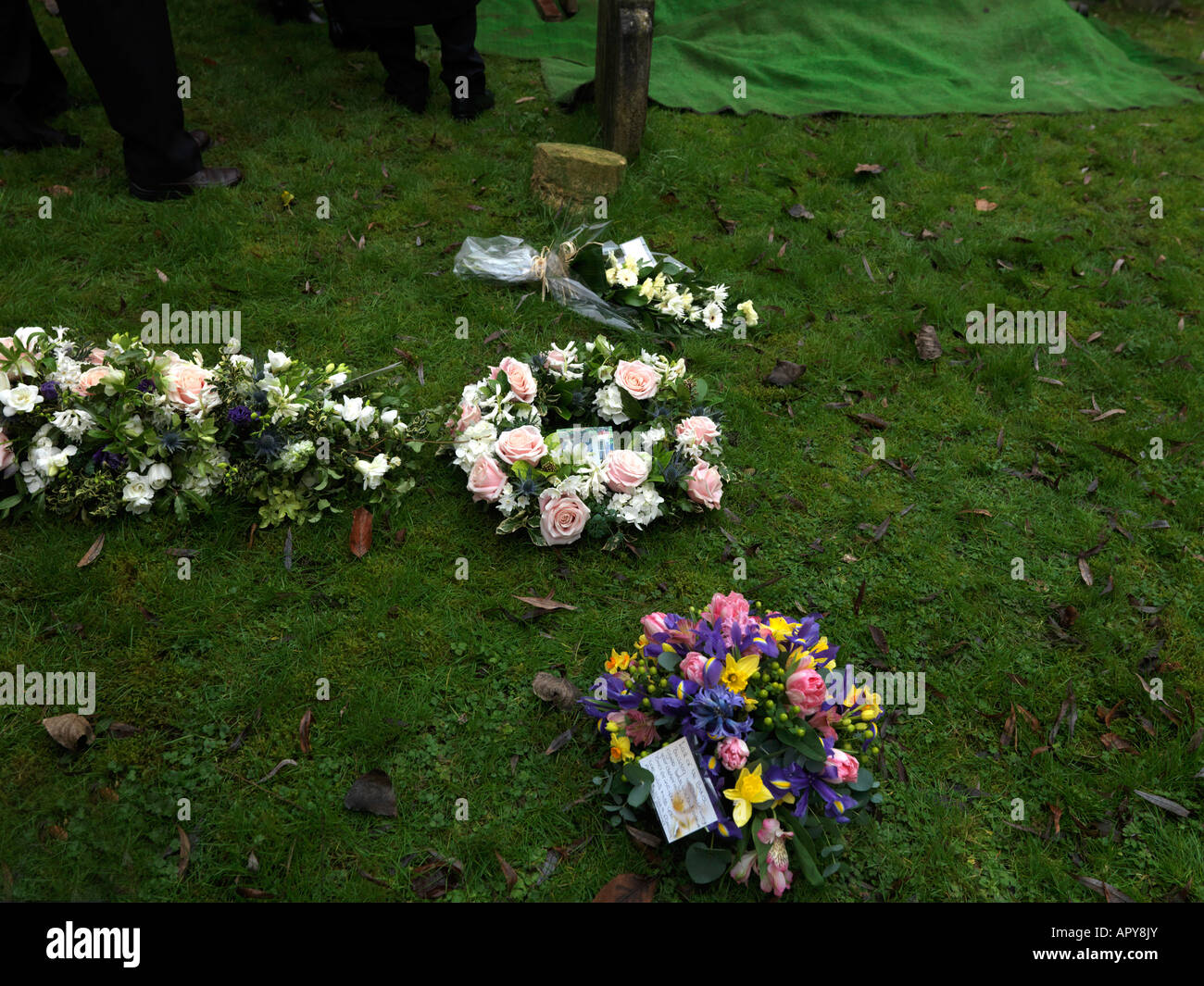 Beerdigung Saint Martins Kirche East Horsley Surrey England Familie Blumen Stockfoto