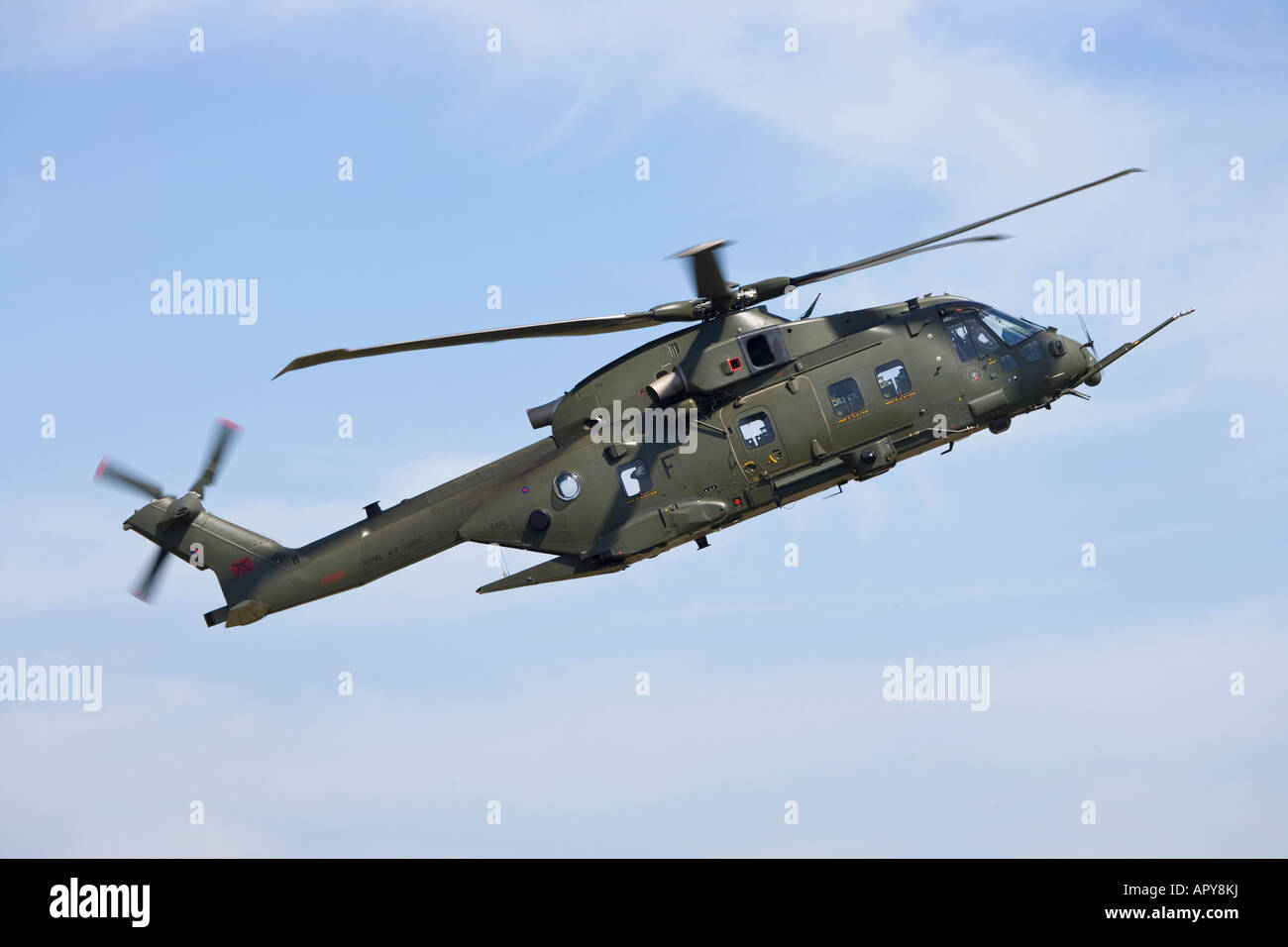 Britische Luftwaffe Merlin Militärhubschrauber in blauen Himmel fliegen Stockfoto