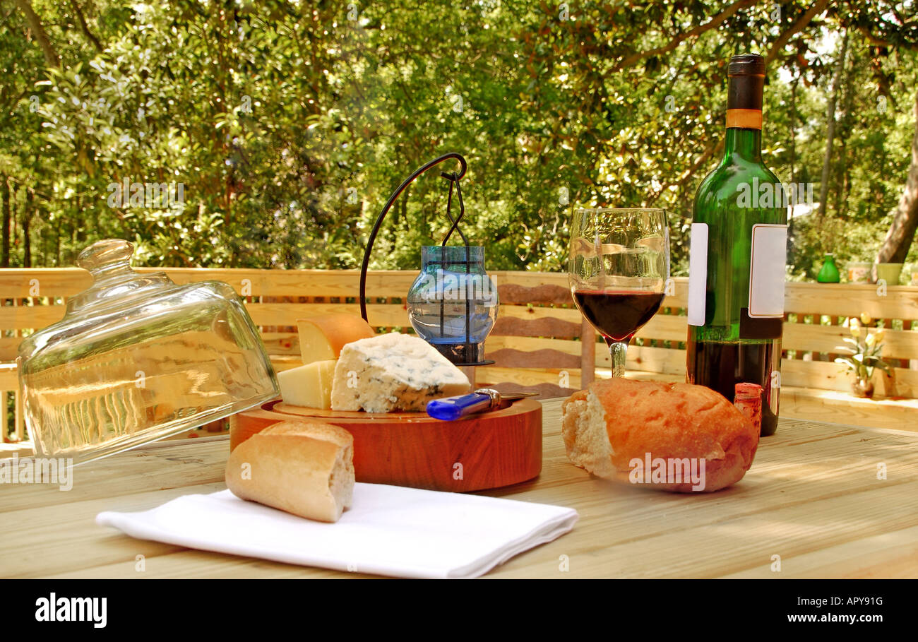 Am Nachmittag Wein und Käse auf Terrasse Stockfoto