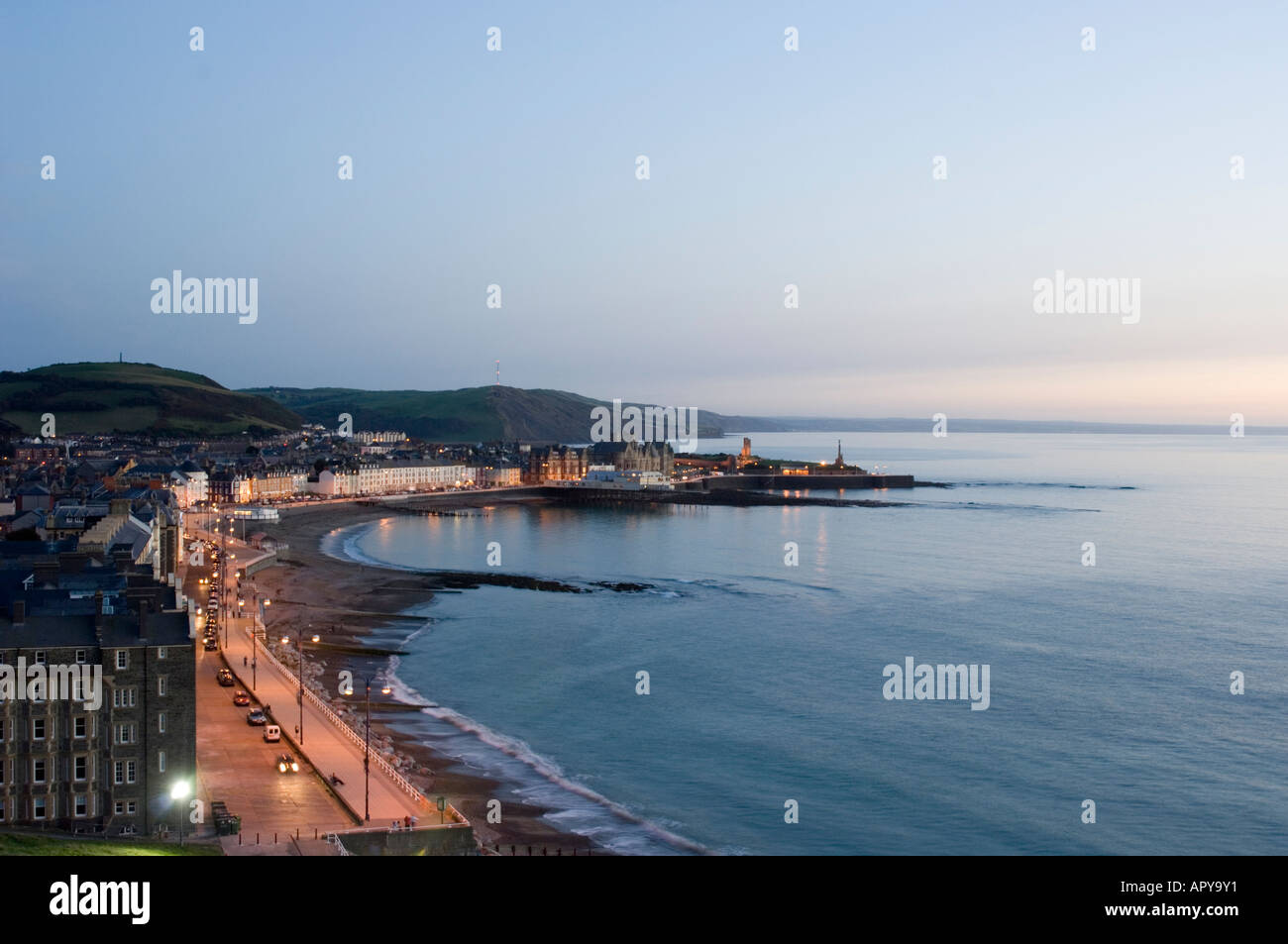 Aberystwyth Promenade und Meer Cardigan Bay west wales Sommerabend angesehen von Constitution Hill oberhalb der Stadt Stockfoto