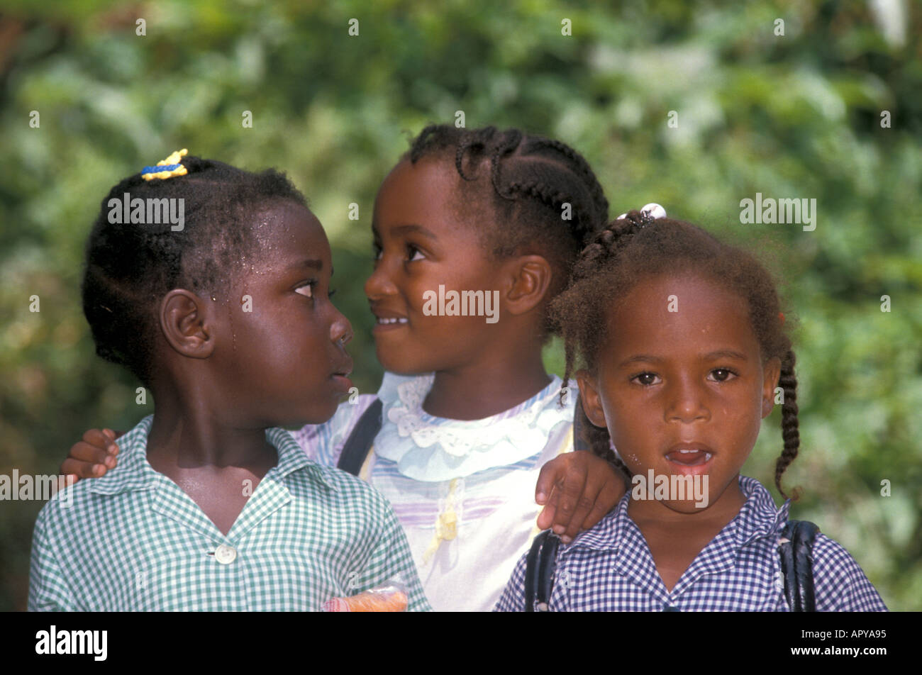 Jamaica School Girls sahen einander Stockfoto