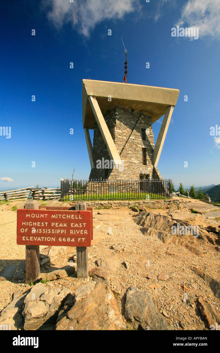 Turm und Mitchell Grab, Mount Mitchell State Park, Blue Ridge Parkway, Black Mountain, North Carolina, USA Stockfoto