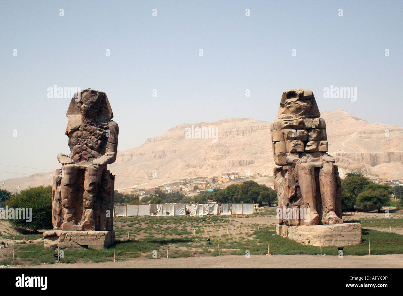 Kolosse von Memnon [thebanischen Nekropole, in der Nähe von Luxor, Ägypten, arabische Staaten, Afrika]. Stockfoto