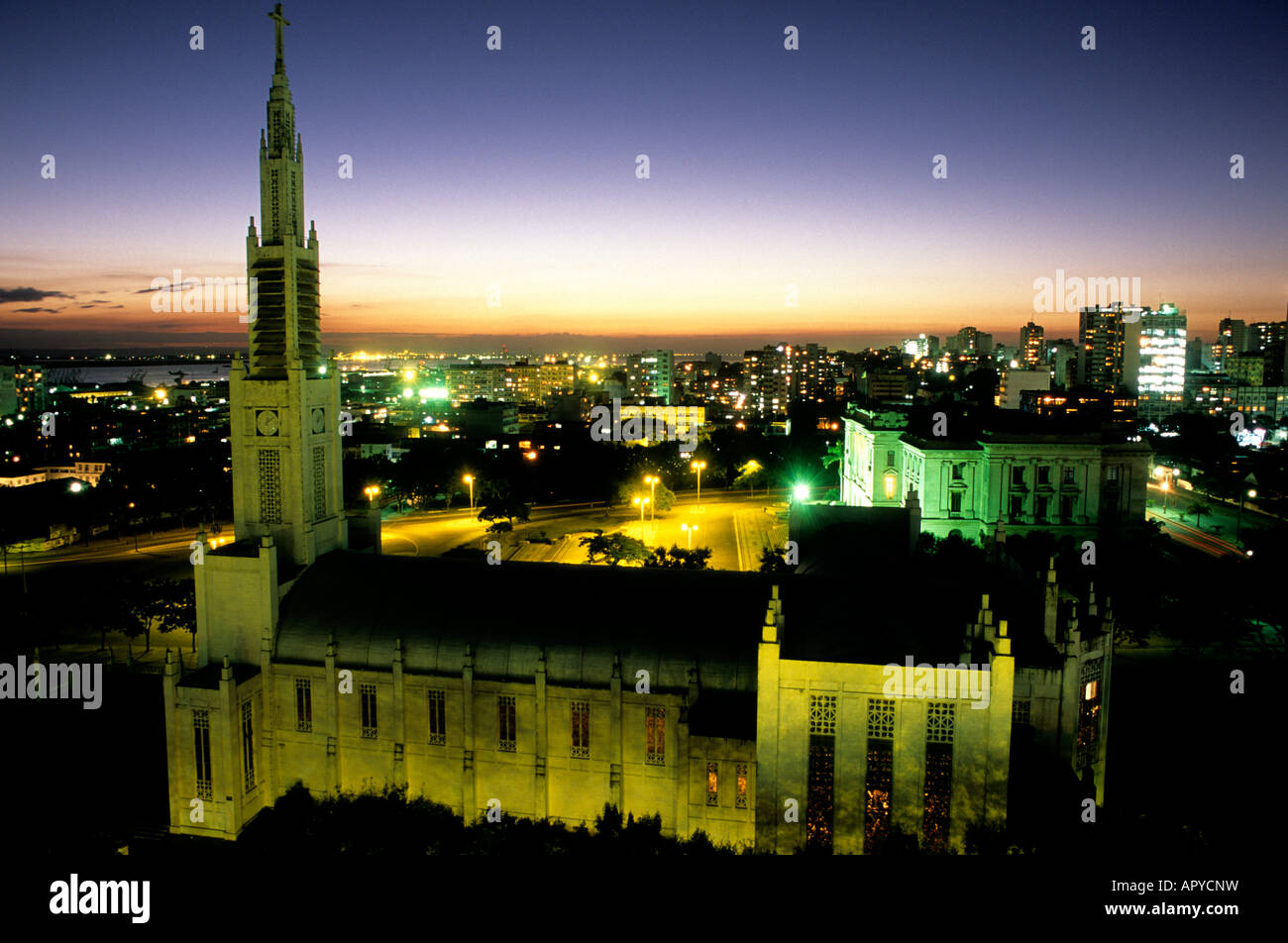Die katholische Kathedrale von Nossa Senhora da Conceição und dahinter das Rathaus in Maputo, der Hauptstadt von Mosambik Stockfoto