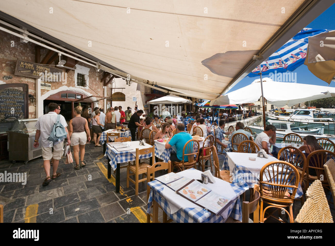 Harbourfront-Taverne im alten venezianischen Hafen, Rethymnon, Nordküste, Kreta, Griechenland Stockfoto