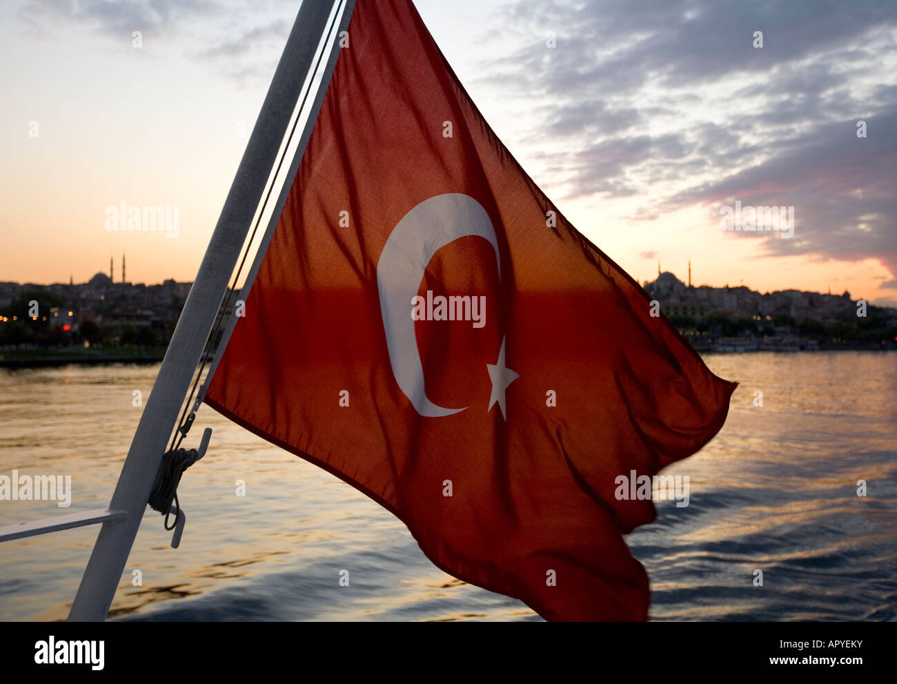 Türkische Flagge, Fluss und Sonnenuntergang Hintergrund Stockfoto